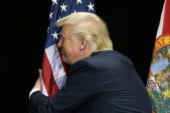 Er liebt die Flagge: Donald Trump bei einer Wahlkampfveranstaltung.