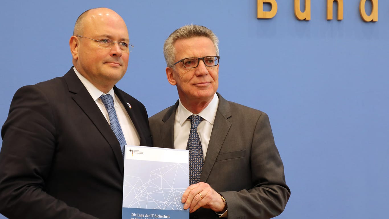 Thomas de Maizière und Arne Schönbohm präsentieren den Lagebericht des BSI.