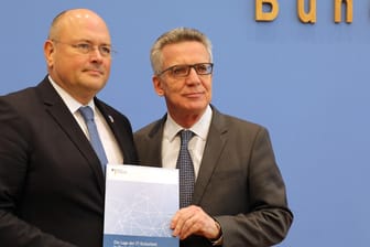 Thomas de Maizière und Arne Schönbohm präsentieren den Lagebericht des BSI.