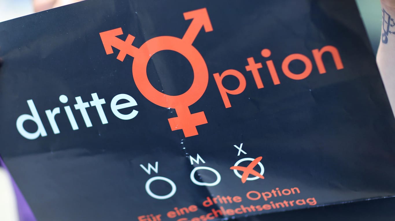 Das Bundesverfassungsgericht hat beschlossen: Bis 2018 soll als drittes Geschlecht neben "männlich" und "weiblich" zum Beispiel "inter" oder "divers" in das Geburtenregister aufgenommen werden.