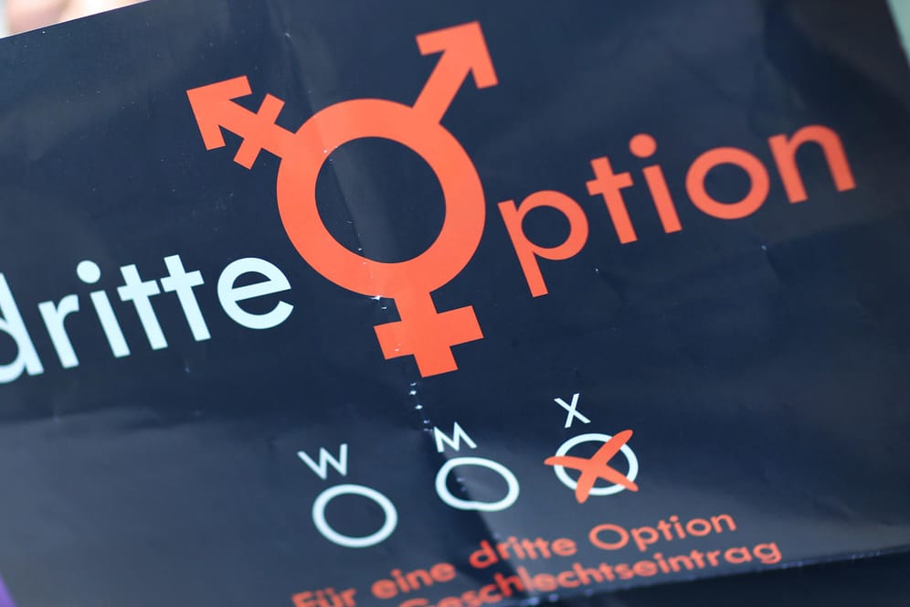 Das Bundesverfassungsgericht hat beschlossen: Bis 2018 soll als drittes Geschlecht neben "männlich" und "weiblich" zum Beispiel "inter" oder "divers" in das Geburtenregister aufgenommen werden.