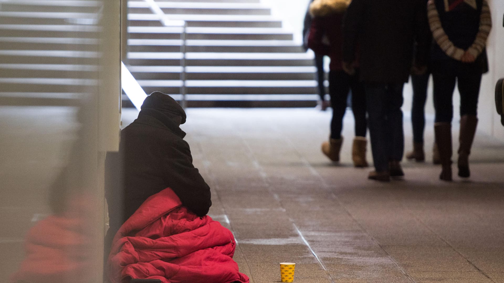 Im Europa-Vergleich liegt Deutschland zwar unter dem Schnitt. Trotzdem sind auch hierzulande Menschen von Armut und Ausgrenzung bedroht.