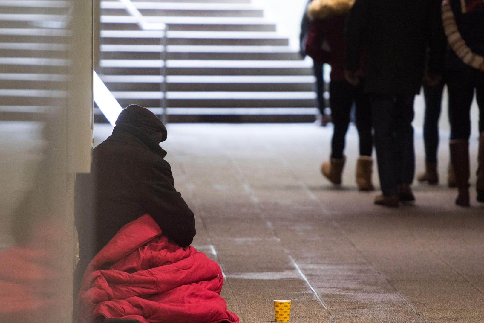 Im Europa-Vergleich liegt Deutschland zwar unter dem Schnitt. Trotzdem sind auch hierzulande Menschen von Armut und Ausgrenzung bedroht.