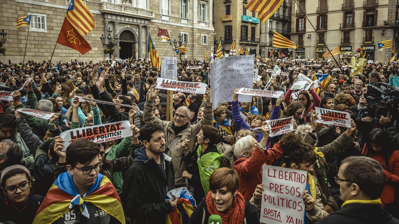 Demonstranten halten am 08.11.2017 in Barcelona bei einem Generalstreik Banner, auf denen zu lesen ist: «Libertat. Presos Politics!» (dt. «Freiheit für politische Gefangene»).
