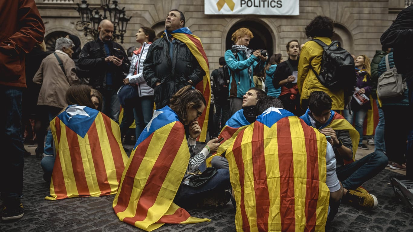 Demonstranten in Barcelona: In Katalonien blockierten Separatisten Straßen und Bahnstrecken in vielen Teilen des Landes.