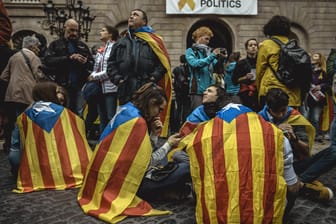 Demonstranten in Barcelona: In Katalonien blockierten Separatisten Straßen und Bahnstrecken in vielen Teilen des Landes.