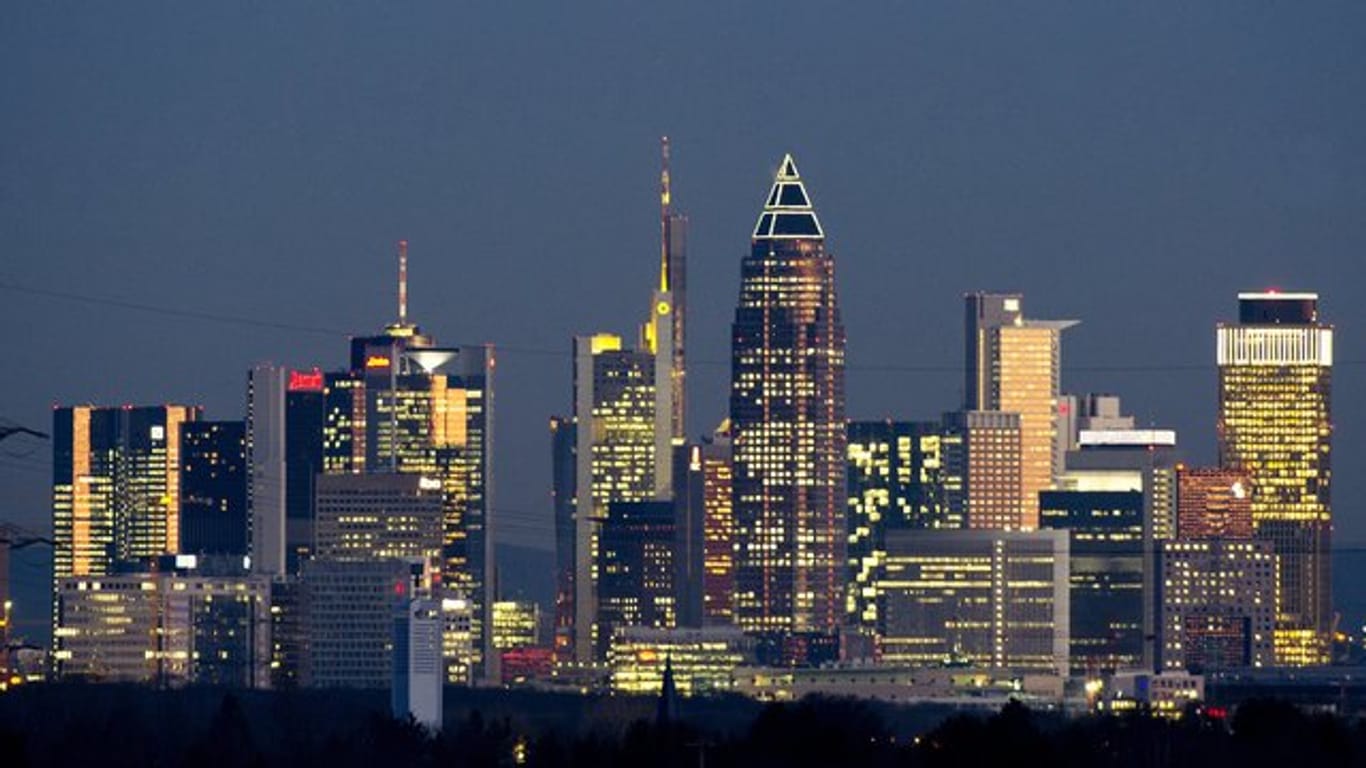 Frankfurts Bankentürme im Abendlicht.
