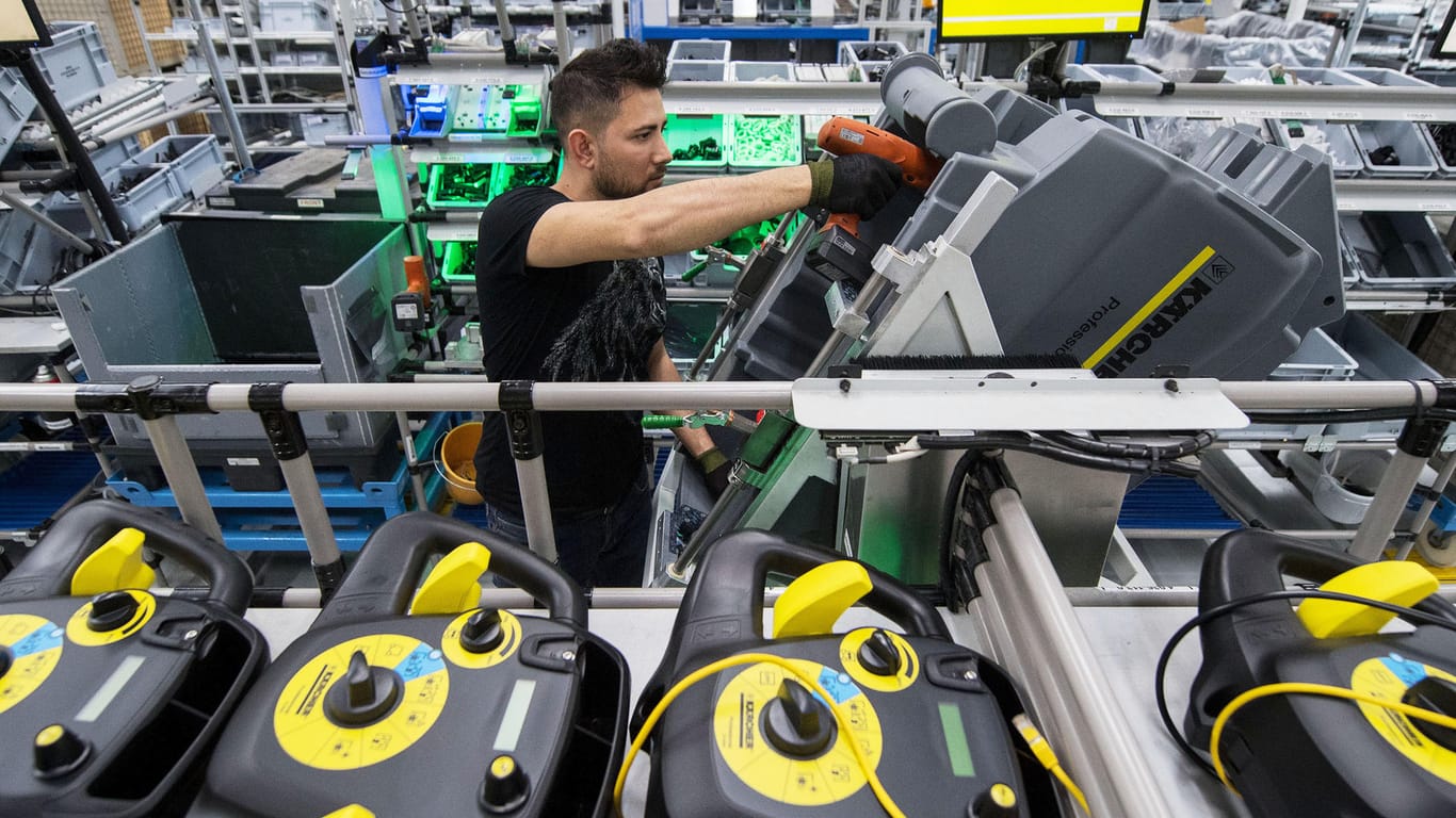 Ein Mitarbeiter des Reinigungsmaschinenherstellers Kärcher montiert im Werk in Winnenden eine Reinigungsmaschine. Die Wirtschaftsweisen haben die Prognosen für das Wirtschaftswachstum in Deutschland im laufenden und im kommenden Jahr deutlich nach oben revidiert.