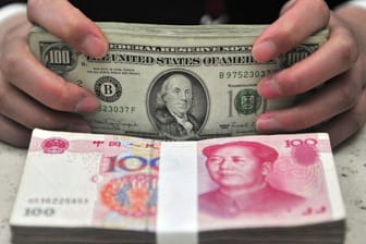 Yuan und Dollar: Donald Trump hatte zuletzt seinen Vorwurf fallen gelassen, wonach Peking die heimische Währung künstlich schwach halte.