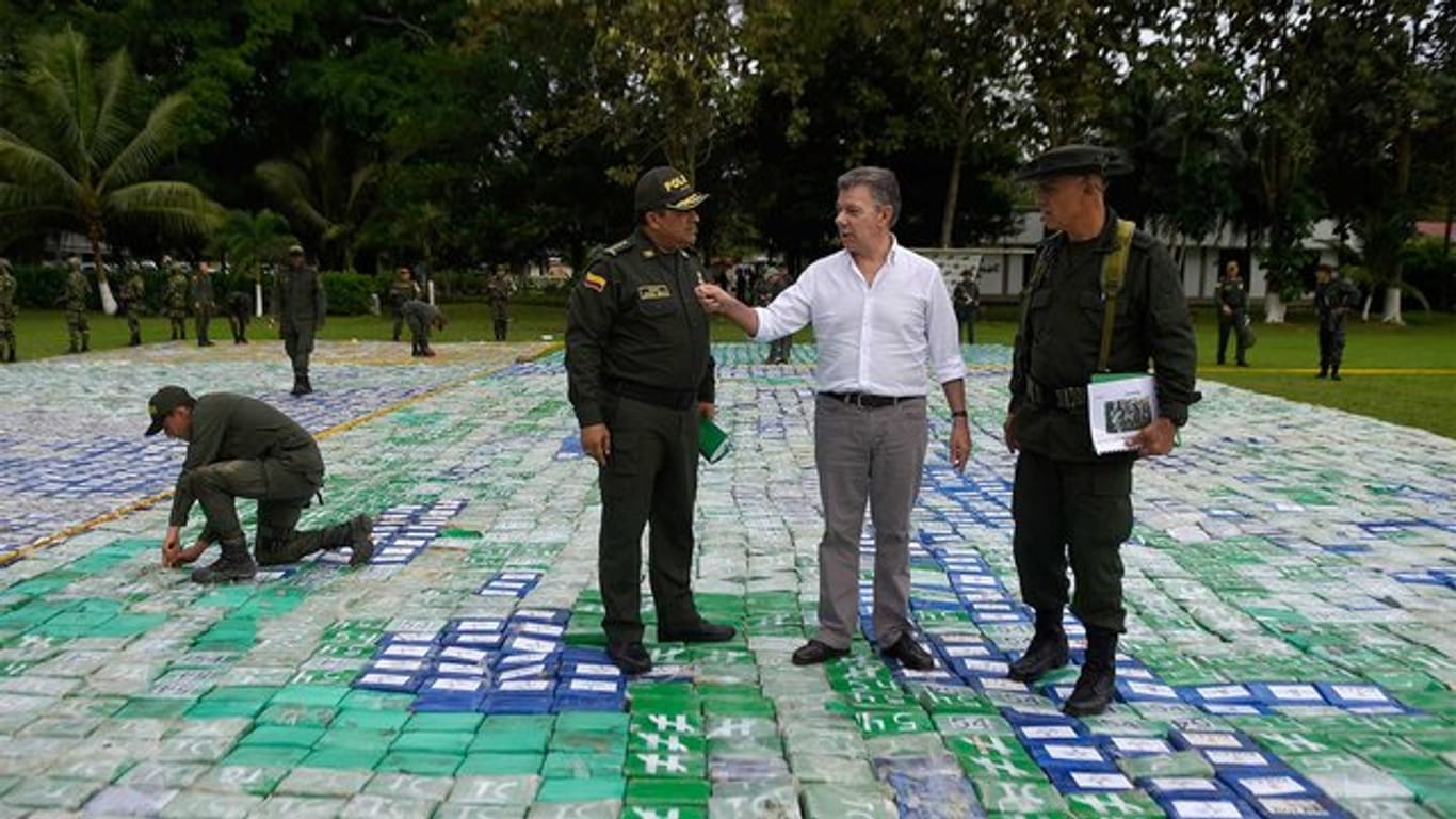 Sie stehen buchstäblich auf Kokain: Der kolumbianische Präsident Juan Manuel Santos (M.