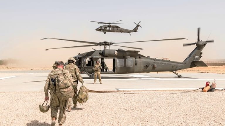 US-Soldaten machen sich in Kundus zum Abflug in einem Hubschrauber vom Typ UH-60 Blackhawk bereit.