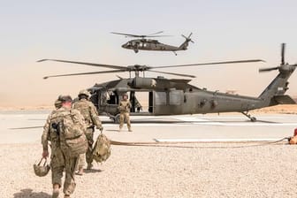US-Soldaten machen sich in Kundus zum Abflug in einem Hubschrauber vom Typ UH-60 Blackhawk bereit.