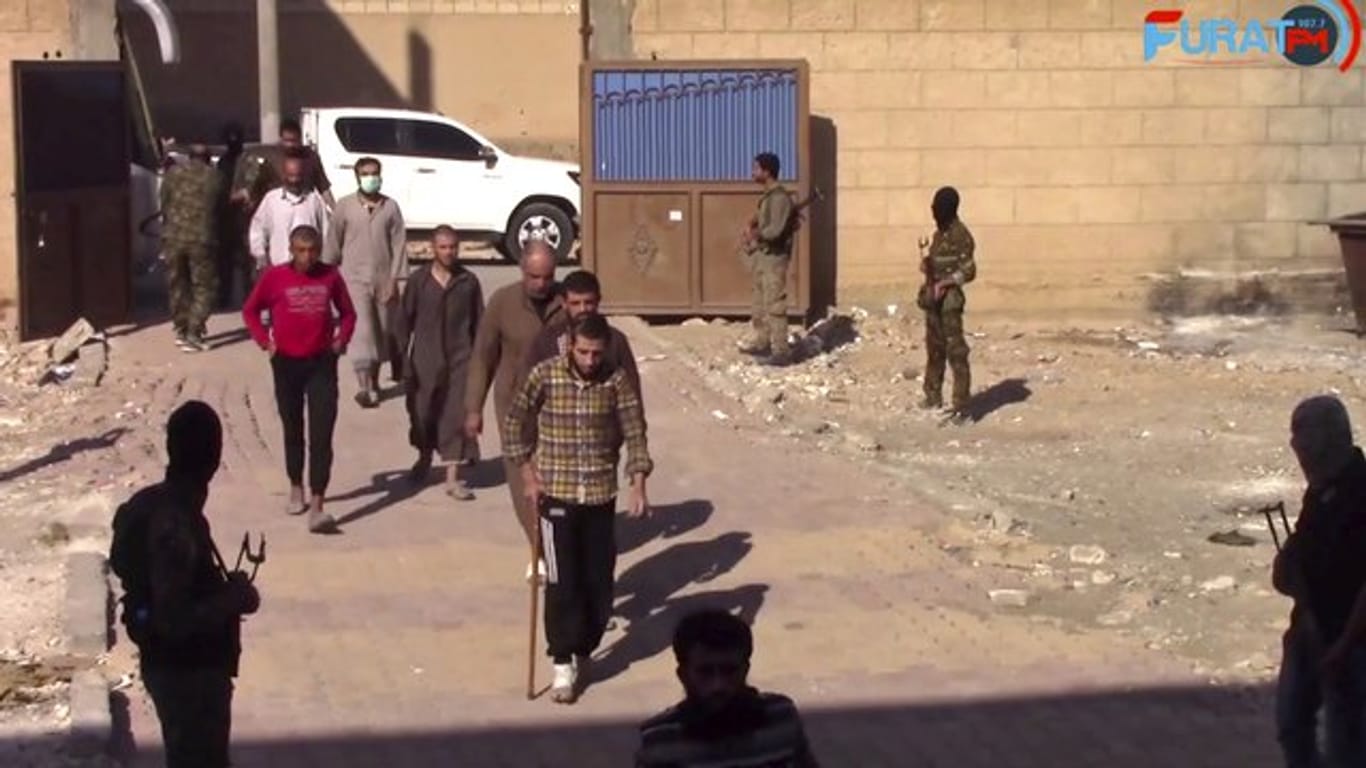 IS-Kämpfer werden in einer Basis der Syrischen Demokratischen Kräfte in Al-Rakka festgehalten.