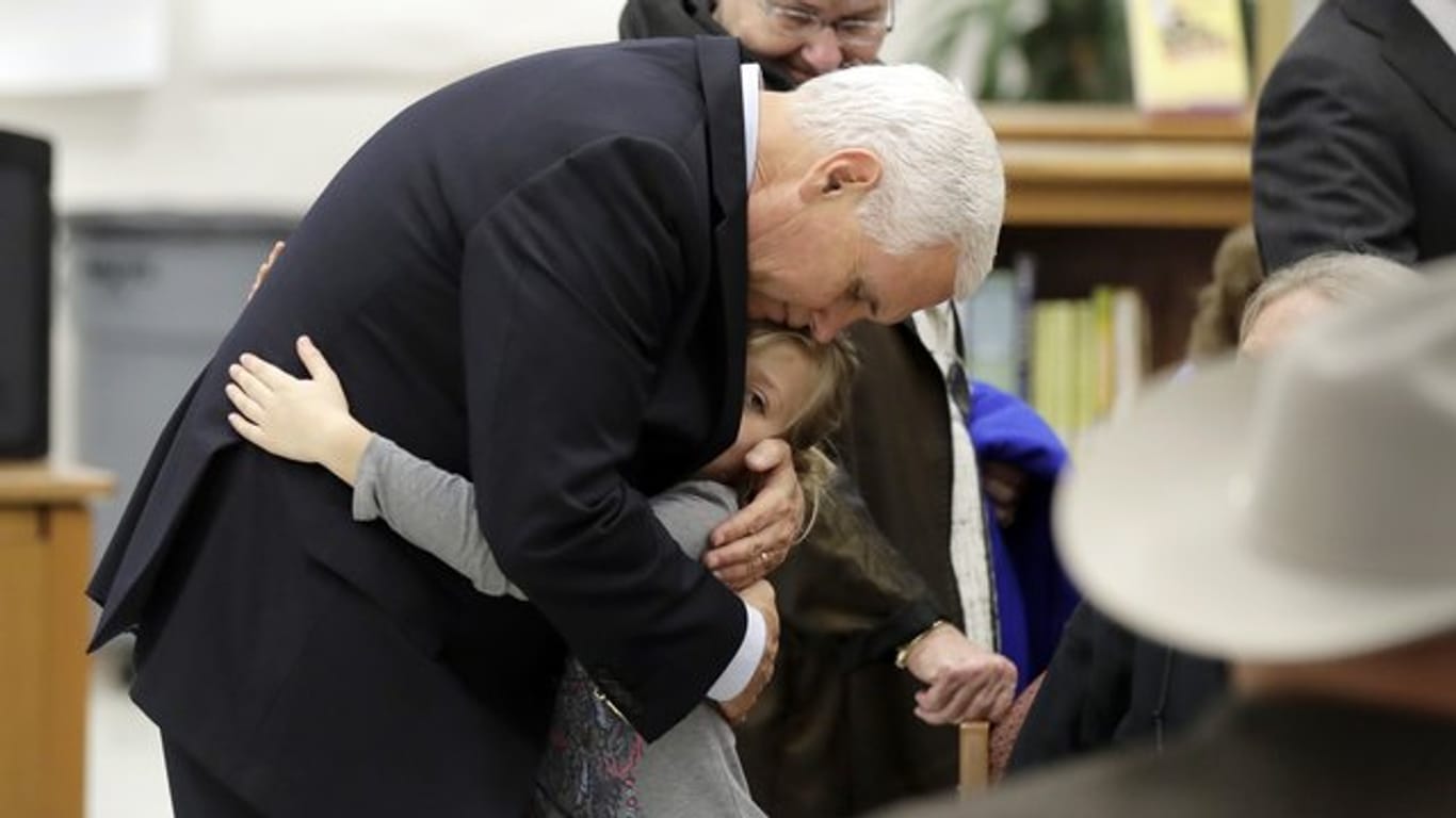 US-Vizepräsident Mike Pence umarmt im texanischen Florseville ein kleines Mächen.