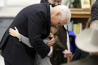 US-Vizepräsident Mike Pence umarmt im texanischen Florseville ein kleines Mächen.