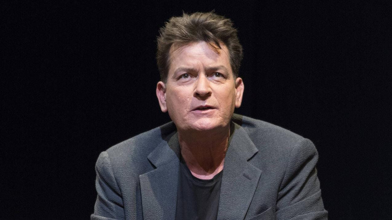 Charlie Sheen: Er wurde durch Komödien wie "Die Indianer von Cleveland" bekannt.