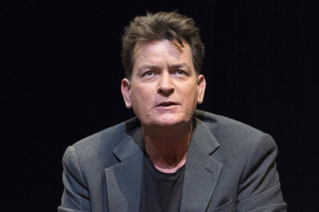 Charlie Sheen: Er wurde durch Komödien wie "Die Indianer von Cleveland" bekannt.