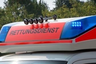 Blaulicht leuchtet auf dem Dach eines Krankenwagens: In Oberbayern ist ein Mann von einem Hang abgestürzt und gestorben.