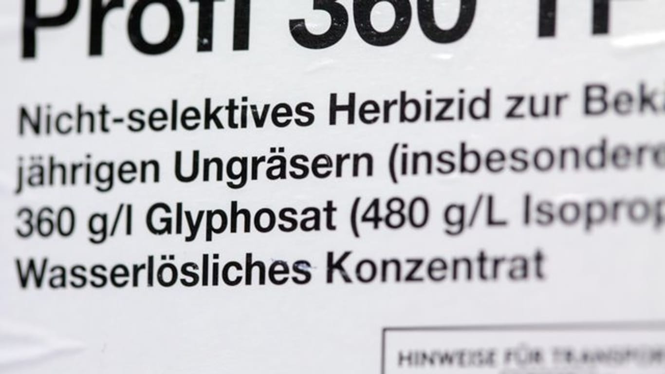 Das Unkrautvernichtungsmittel Glyphosat, das auch auf deutschen Feldern eingesetzt wird, steht im Verdacht, krebserregend zu sein.