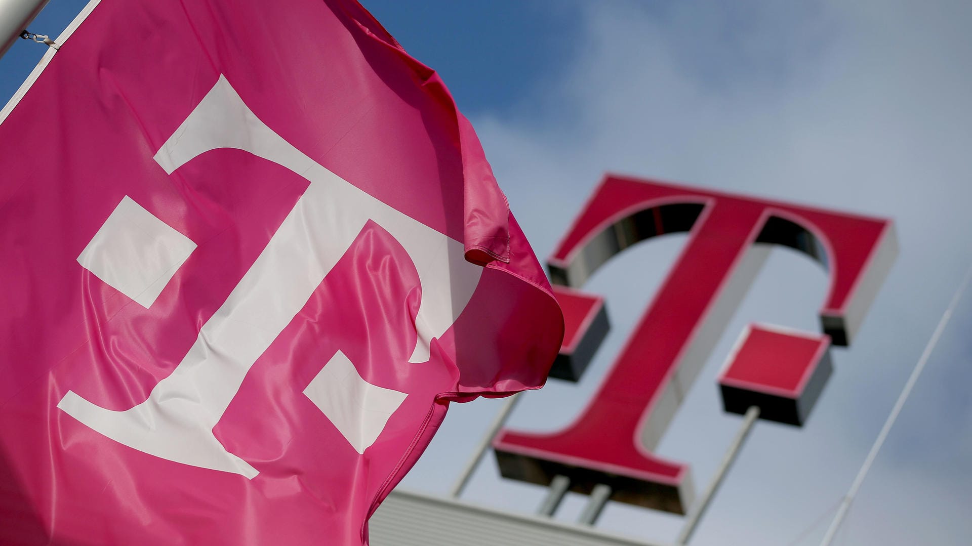 Die Telekom-Fahne weht vor dem Unternehmensgebäude.