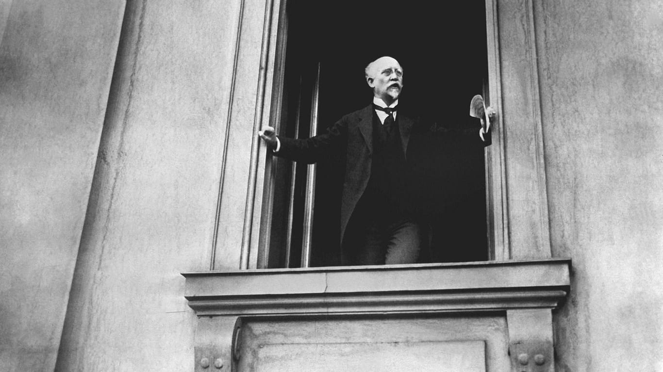 Philipp Scheidemann ruft am 9. November 1918 die Weimarer Republik aus.