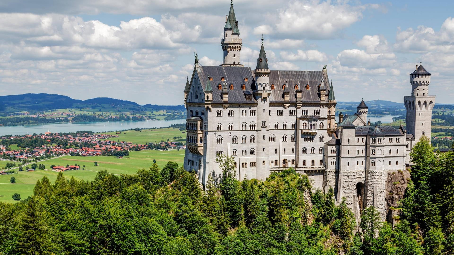 Schloss Neuschwanstein im Allgäu, hinten der Forggensee