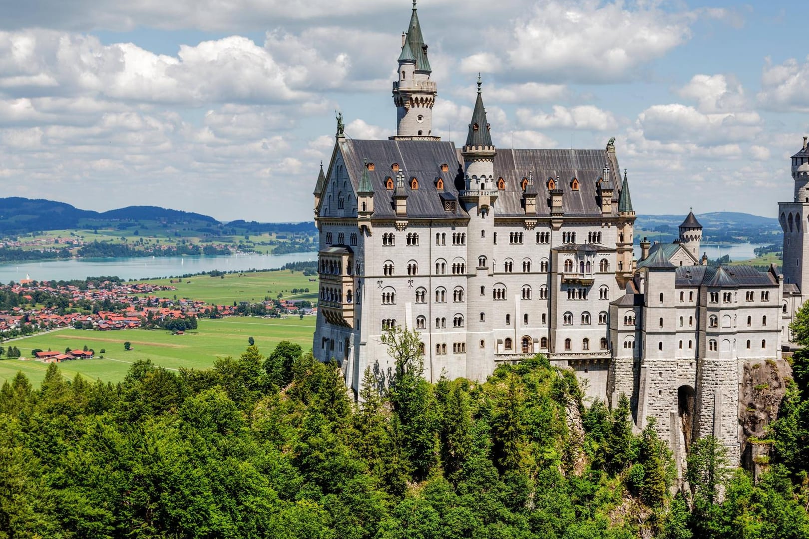 Schloss Neuschwanstein im Allgäu, hinten der Forggensee