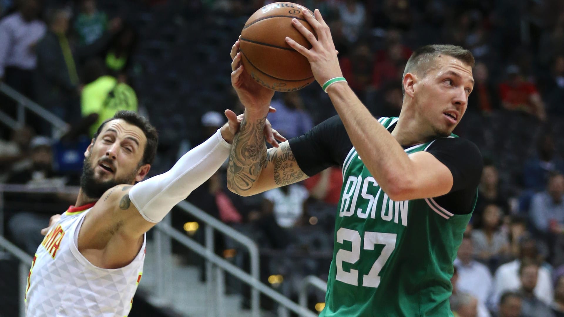 Starker Einsatz: Theis (r.) beim Rebound gegen Atlantas Marco Belinelli.