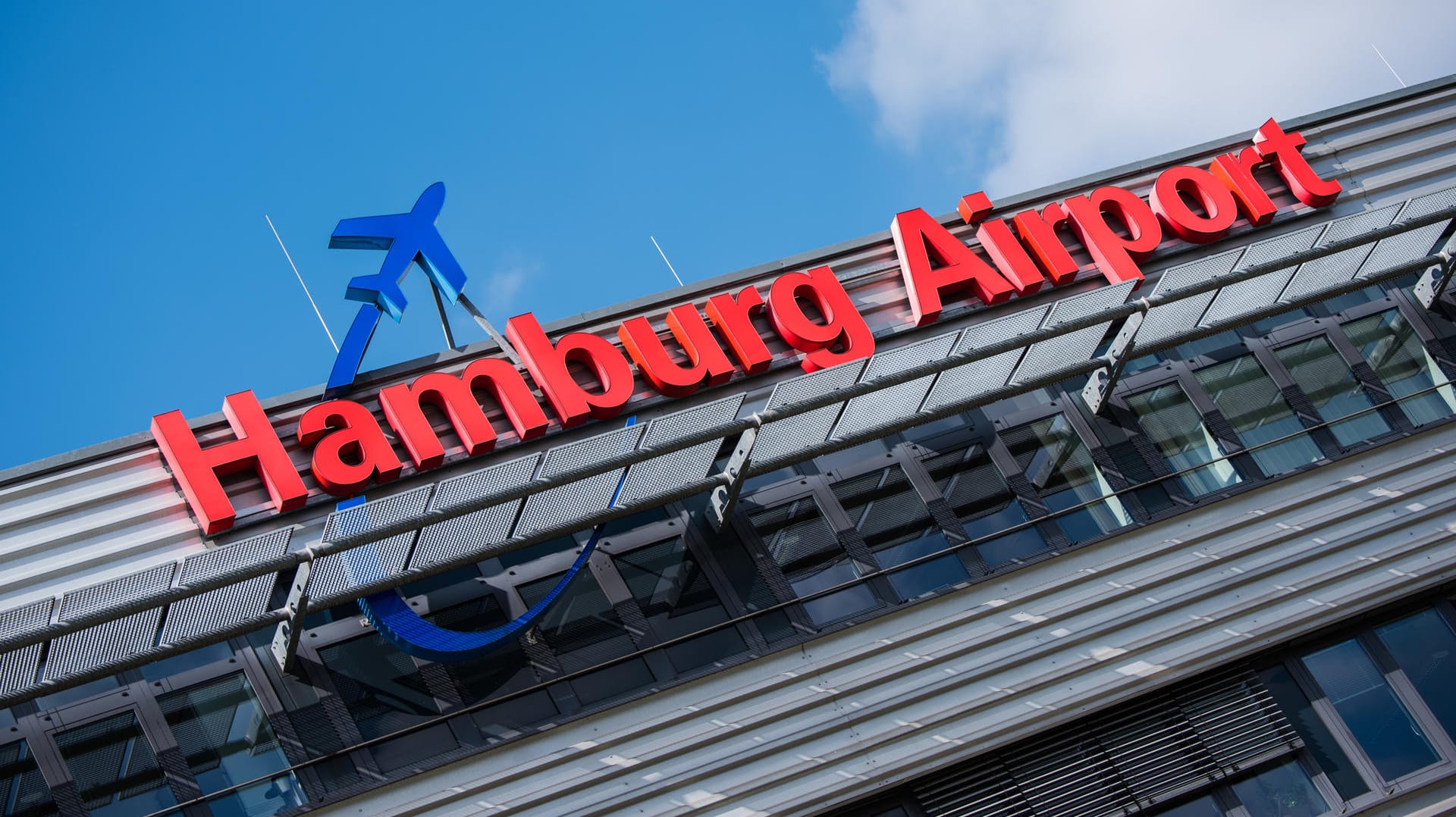 Flughafen Hamburg: Kurzzeitige Sperrung wegen Personen auf der Rollbahn Flughafen Hamburg: Kurzzeitige Sperrung wegen Personen auf der Rollbahn