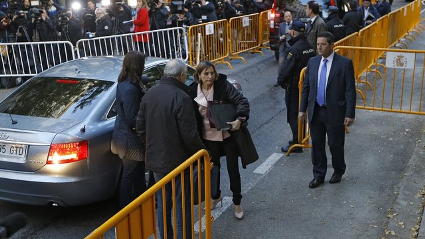 Carme Forcadell auf dem Weg zum Obersten Gericht in Spanien, wo sie und fünf weitere Ex-Abgeordnete des Regionalparlaments ausgesagt haben.
