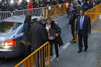 Carme Forcadell auf dem Weg zum Obersten Gericht in Spanien, wo sie und fünf weitere Ex-Abgeordnete des Regionalparlaments ausgesagt haben.