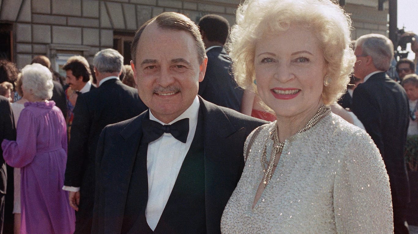 John Hillermann im September 1985 mit Betty White bei der Verleihung der Emmy Awards in Pasadena, USA.