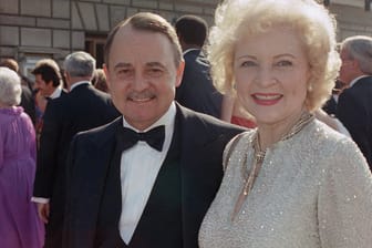 John Hillermann im September 1985 mit Betty White bei der Verleihung der Emmy Awards in Pasadena, USA.