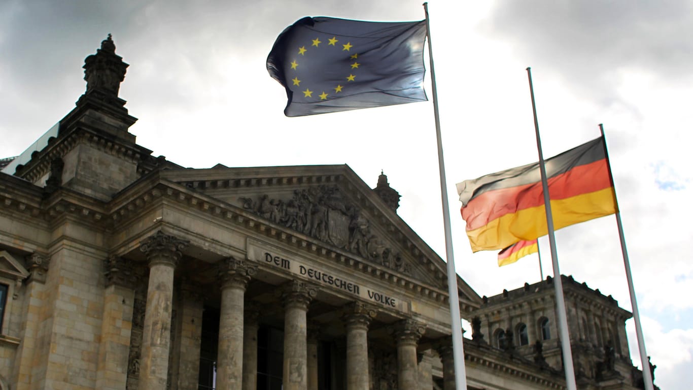 Die Europa- und die Deutschlandfahne wehen vor dem Reichstag in Berlin