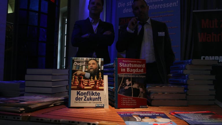 Der Stand der rechten Zeitschrift "Zuerst" auf dem Russland-Kongress der AfD: Im Hintergrund ist der Chef-Redakteur Manuel Ochsenreiter zu sehen, der mit AfD-Politikern und einem mutmaßlichen russischen Spion einen Verein gründete.