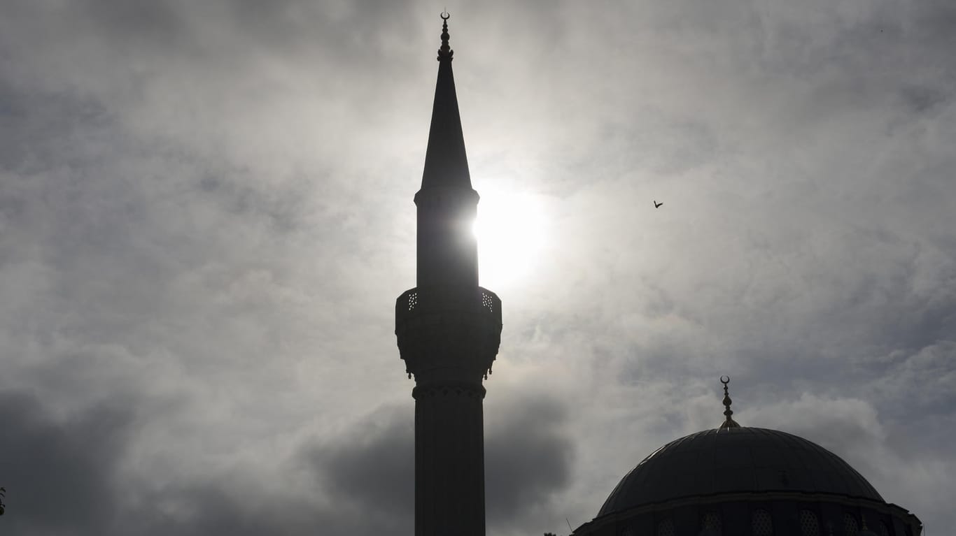 Minarett und Kuppel einer Moschee in Berlin: Das Religionsverfassungsrecht in Deutschland muss geändert werden.