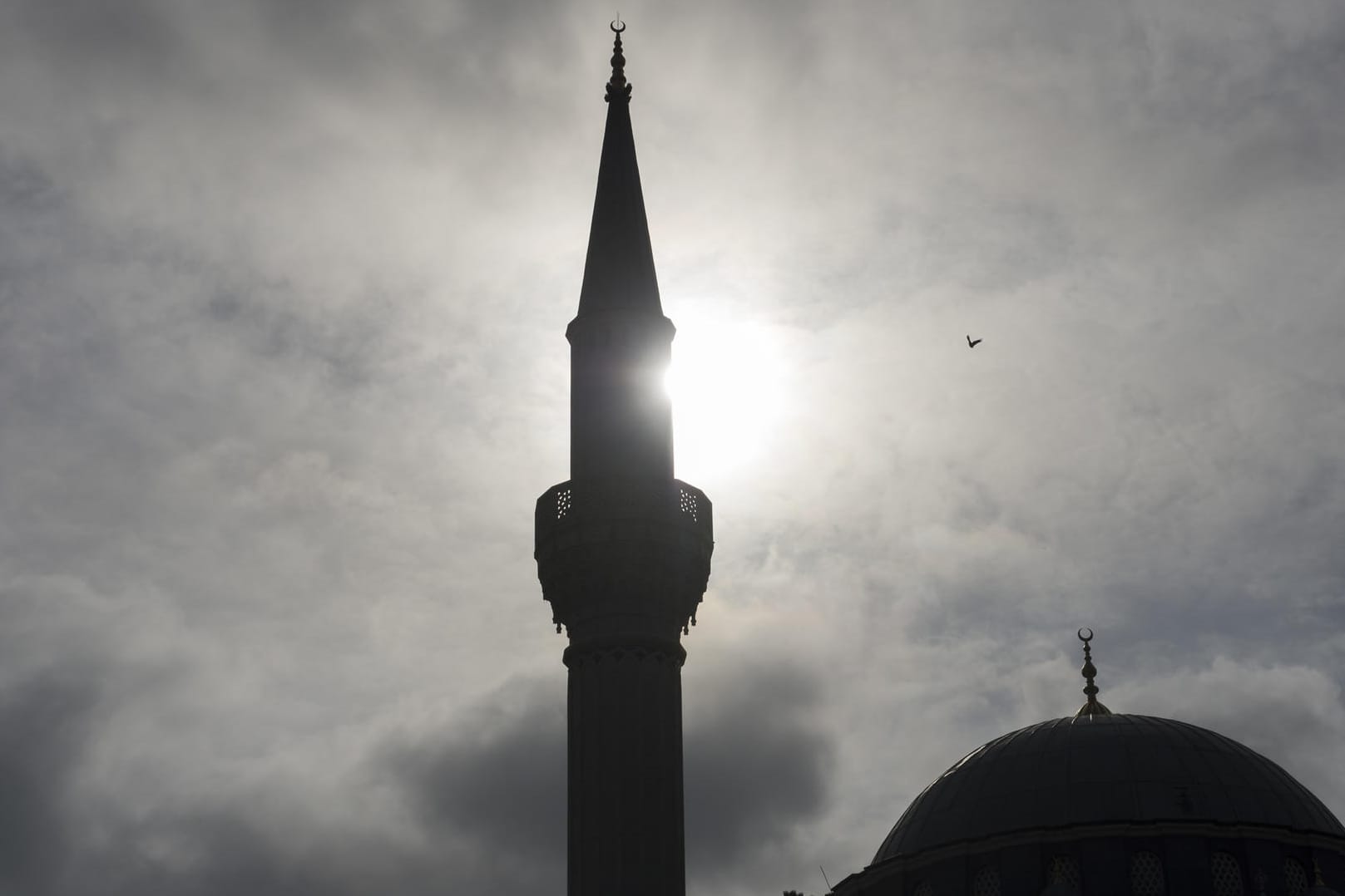 Minarett und Kuppel einer Moschee in Berlin: Das Religionsverfassungsrecht in Deutschland muss geändert werden.