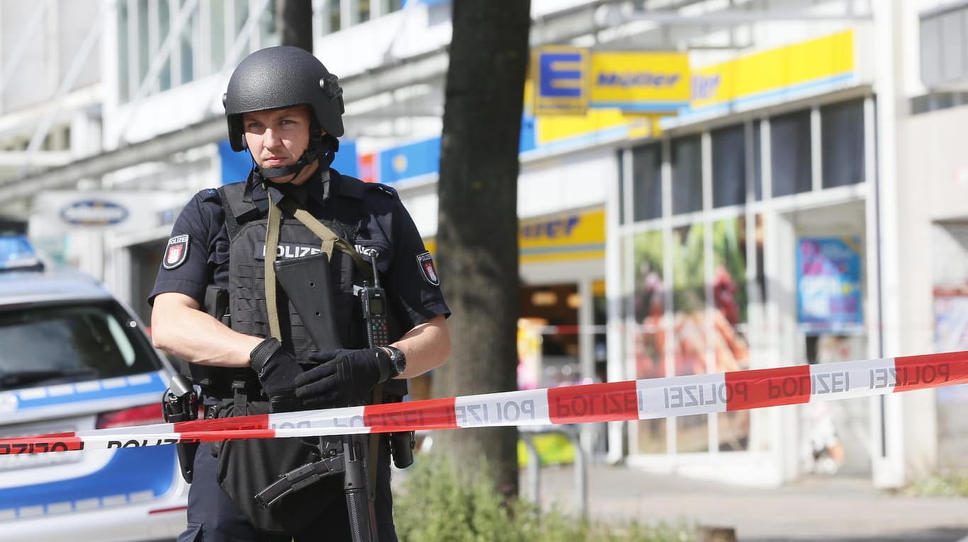 Schwerbewaffneter Polizist vor dem Tatort in Hamburg-Barmbek: In einem Edeka-Markt wollte der Angreifer möglichst viele "Christen" töten.