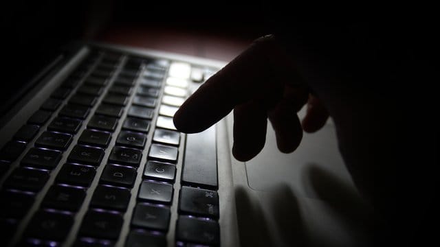 Surfen im Dunklen: Nach einer bundesweiten Razzia hat die Polizei ein illegales Download-Portal für Filme, Musik. Surfen im Dunklen: Nach einer bundesweiten Razzia hat die Polizei ein illegales Download-Portal für Filme, Musik.