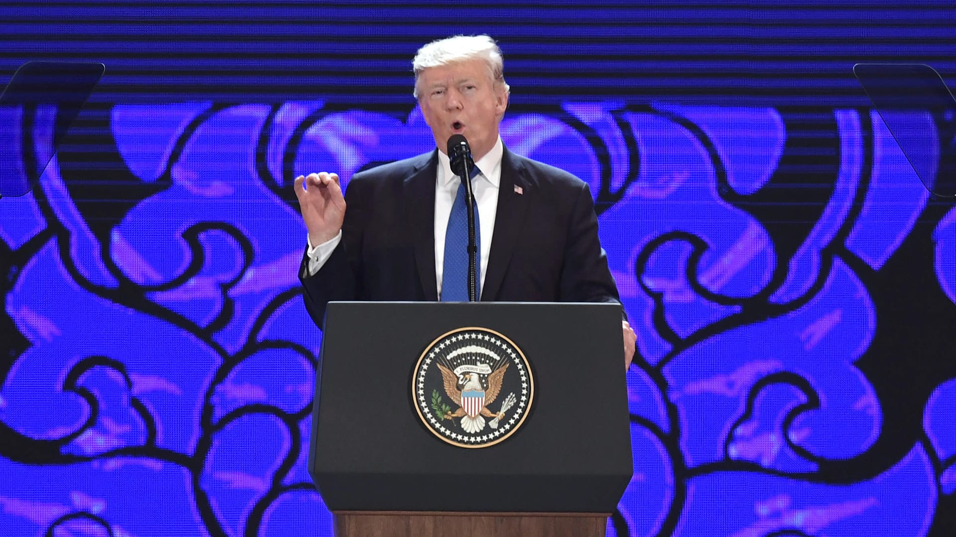 Donald Trump in Vietnam: Der US-Präsident will bilaterale Handelsbeziehungen statt gemeinsam Freihandelsbkommen. Donald Trump in Vietnam: Der US-Präsident will bilaterale Handelsbeziehungen statt gemeinsam Freihandelsbkommen.