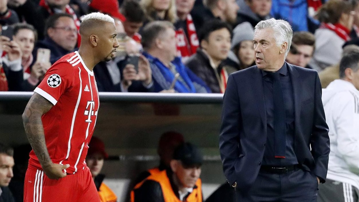 Eingewechselt: Ex-Bayern-Trainer Carlo Ancelotti (r.) bringt beim Champions-League-Spiel gegen Anderlecht Jeromé Boateng ins Spiel.