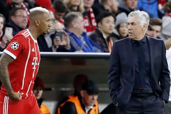 Eingewechselt: Ex-Bayern-Trainer Carlo Ancelotti (r.) bringt beim Champions-League-Spiel gegen Anderlecht Jeromé Boateng ins Spiel.