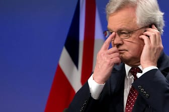 Verständigungsprobleme: Der britische Brexit-Unterhändler David Davis hört bei der Pressekonferenz in Brüssel dem Simultandolmetscher zu.