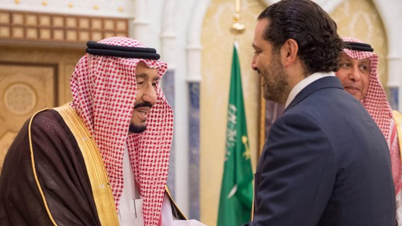 Der saudi-arabische König Salman ibn Abd al-Aziz (l.