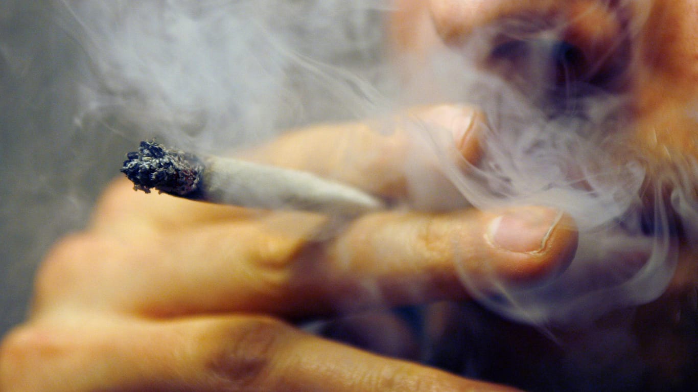 Ein Mann raucht einen Joint: Die Polizei warnt nun vor gefährlichem künstlichen Cannabis.