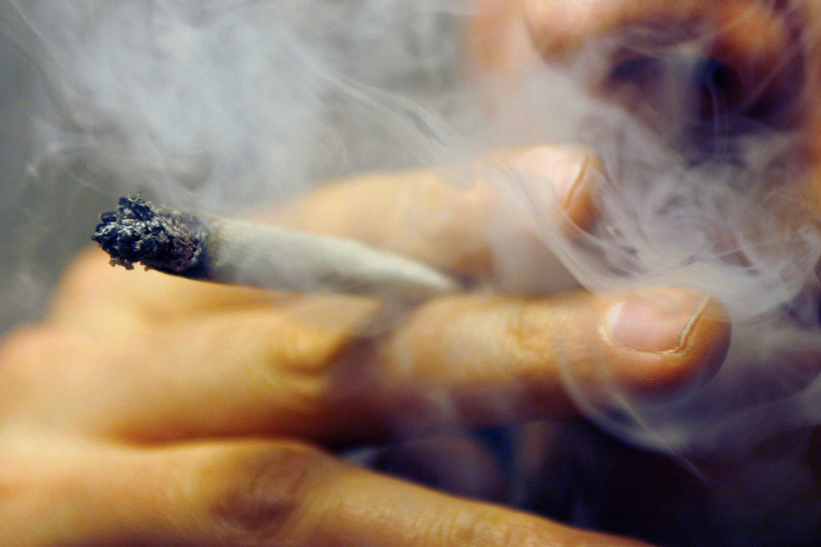 Ein Mann raucht einen Joint: Die Polizei warnt nun vor gefährlichem künstlichen Cannabis.