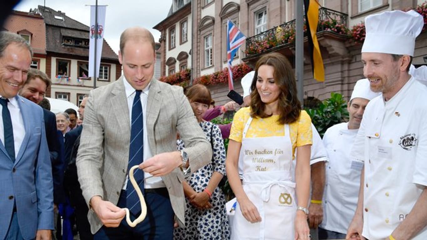 Der britische Prinz William und seine Frau Herzogin Kate probierten sich im Sommer als Brezelbäcker.