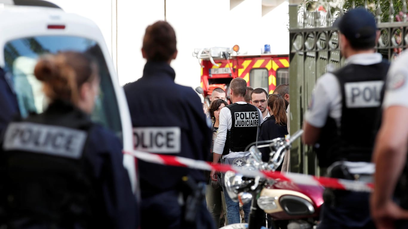 Französische Polizisten bei einem Einsatz nahe Paris.