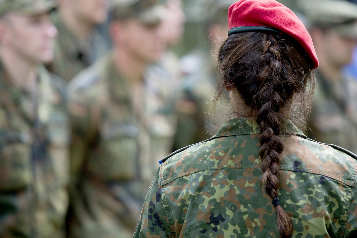 Eine Soldatin bei einer Veranstaltung der Bundeswehr