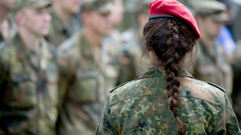 Eine Soldatin bei einer Veranstaltung der Bundeswehr